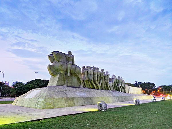 Monumento às Bandeiras