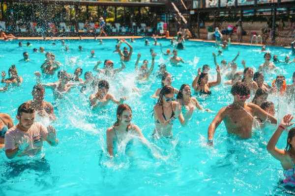 CASCANÉIA PARQUE AQUÁTICO