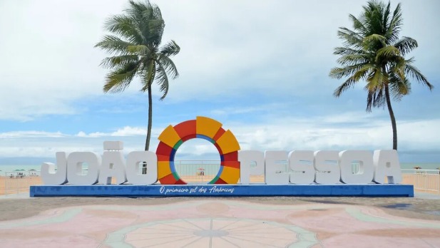 João Pessoa - Azul intenso do mar e o dourado do sol nascente